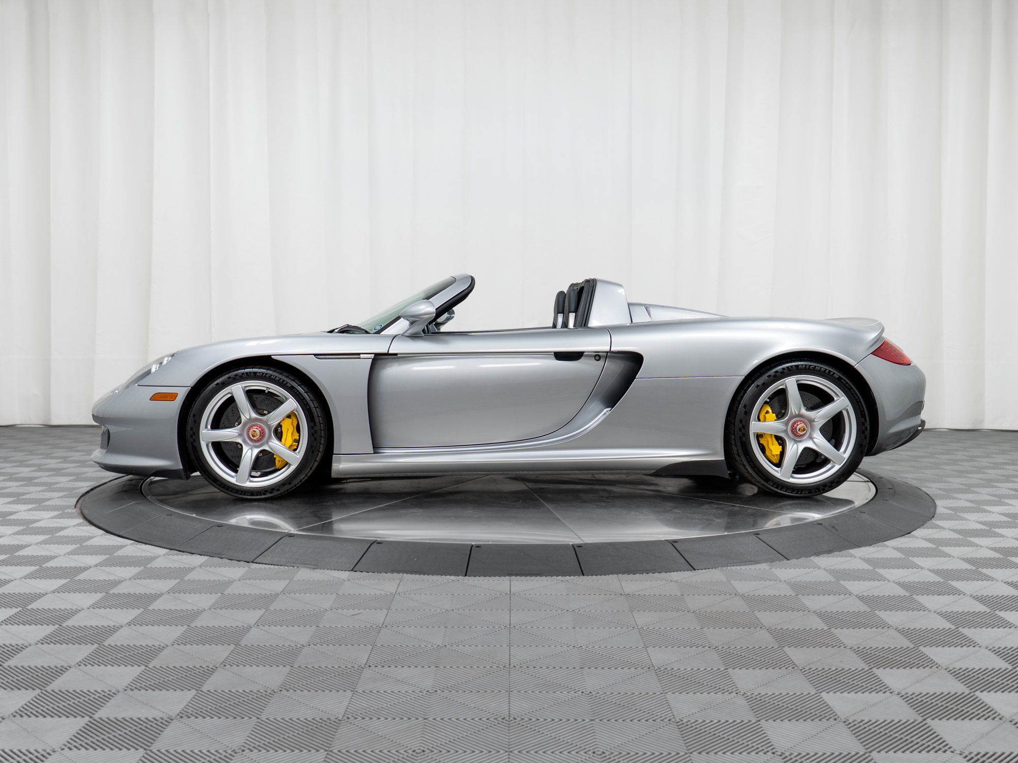 Used 2005 Porsche Carrera GT RWD image 2