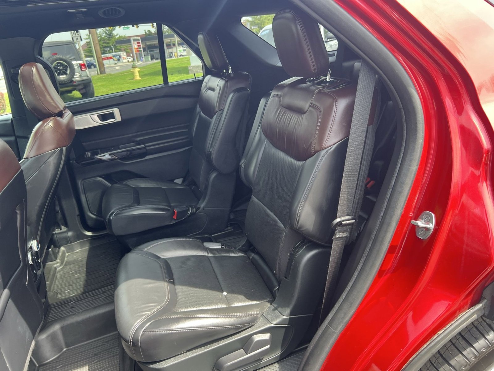 Used 2021 Ford Explorer Platinum w/ Equipment Group 601A AWD/4WD image 33