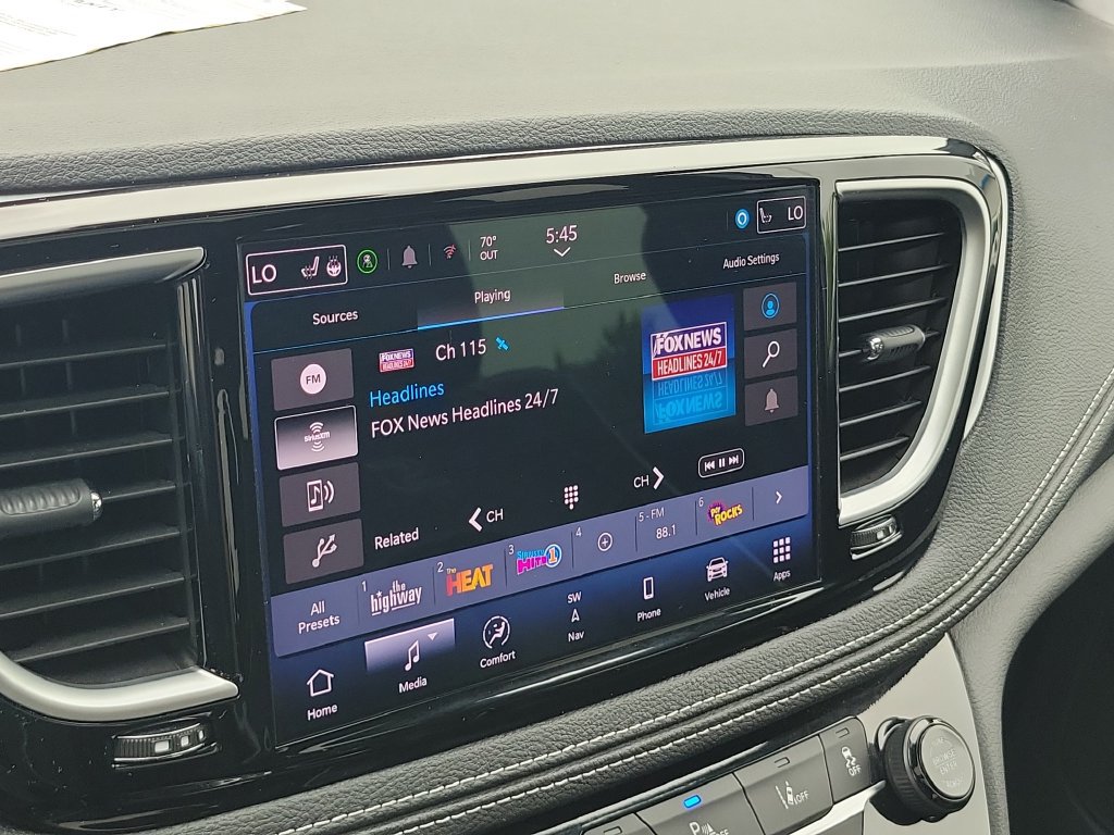 Used 2025 Chrysler Pacifica Limited FWD image 23