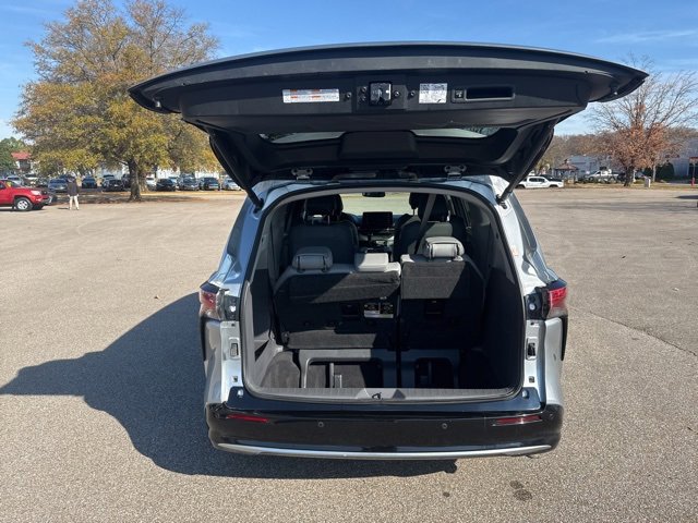 Used 2023 Toyota Sienna Limited image 14