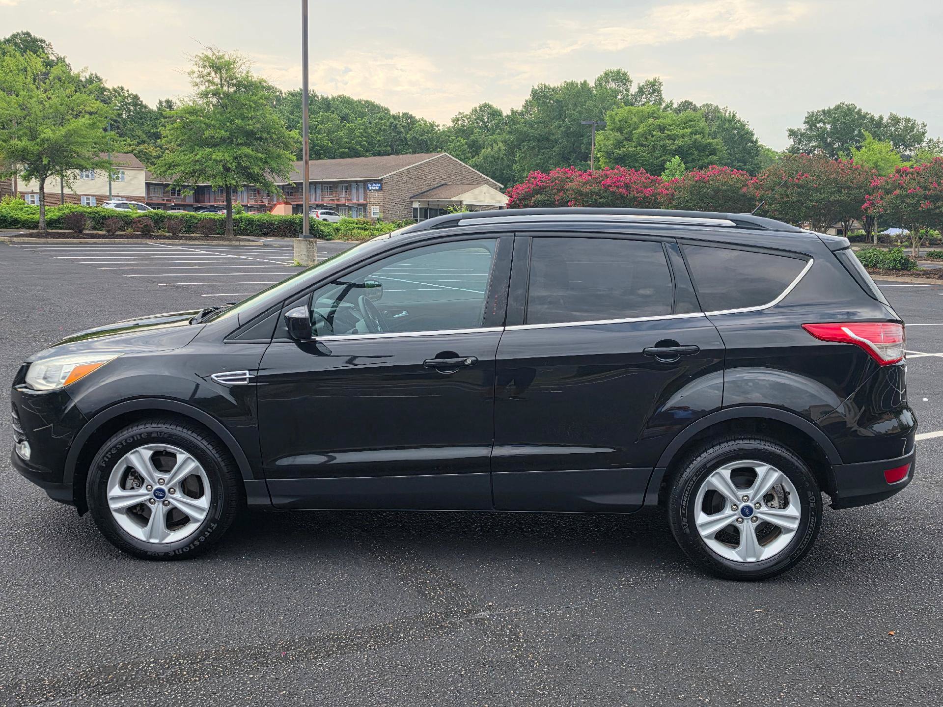 Used 2015 Ford Escape SE w/ Equipment Group 201A AWD/4WD image 2