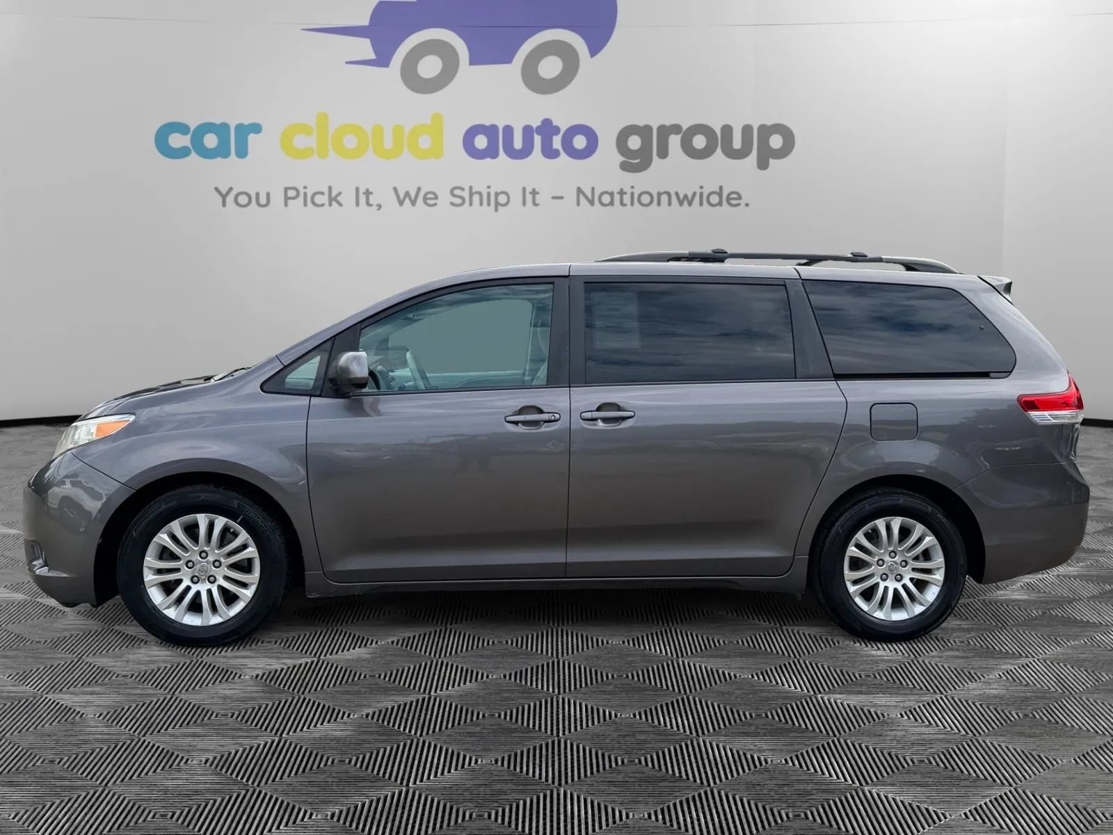 Used 2012 Toyota Sienna XLE w/ Entertainment Pkg FWD image 3