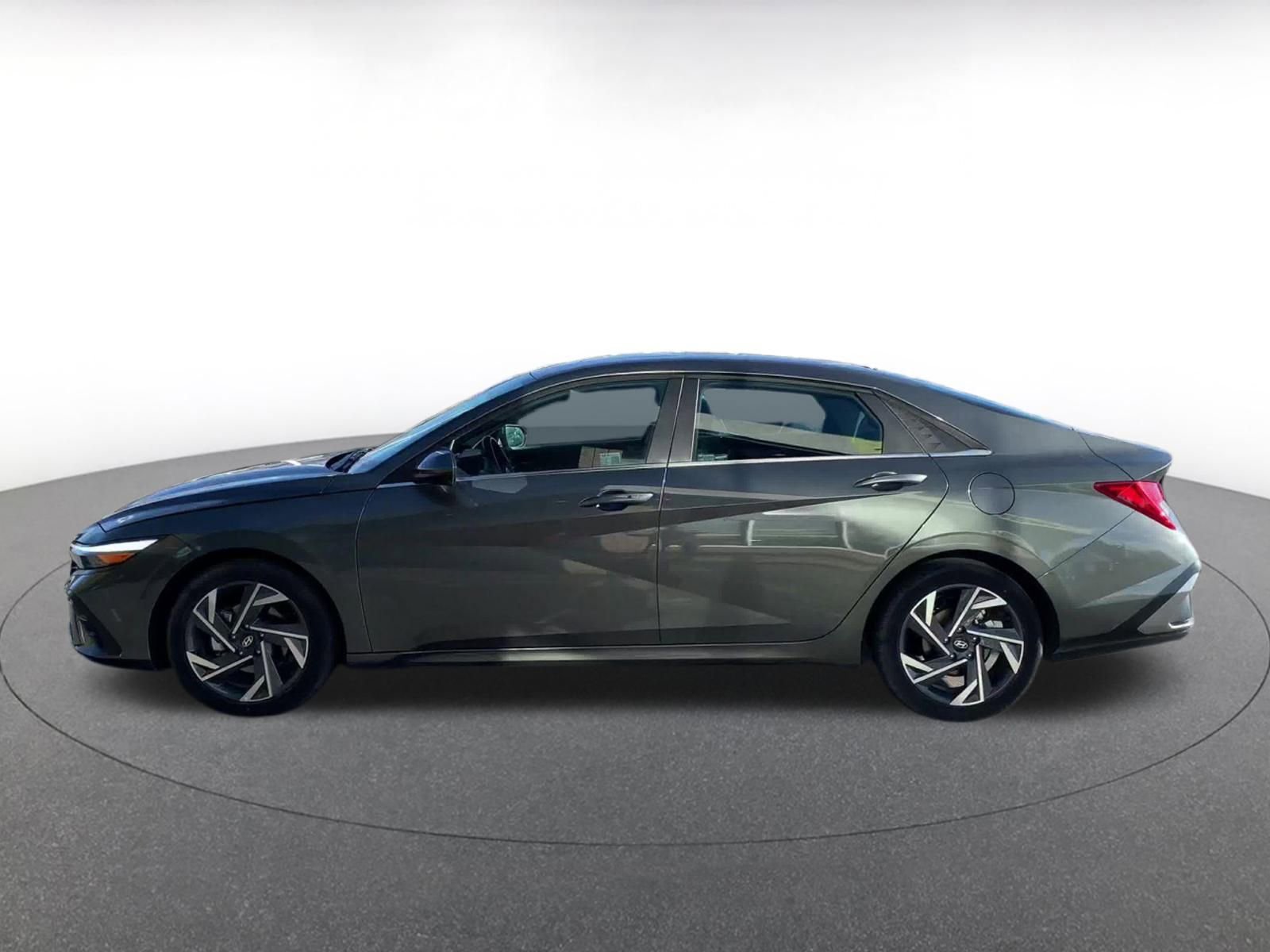 Used 2025 Hyundai Elantra SEL image 9