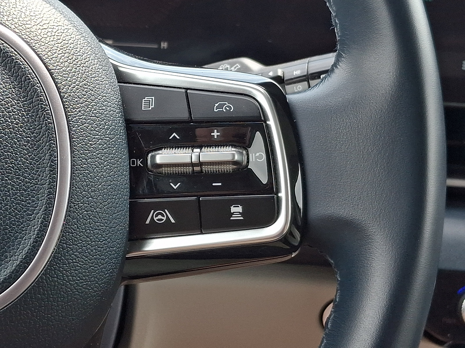 Certified 2025 Kia Carnival EX FWD image 23