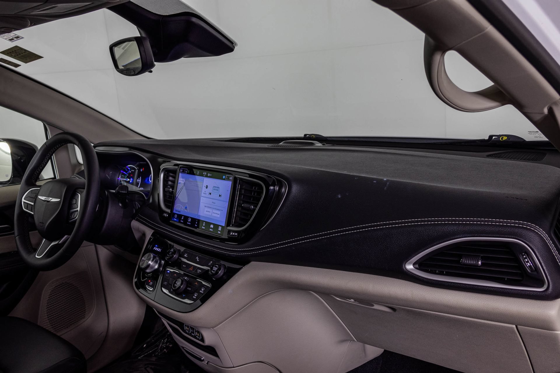 Used 2024 Chrysler Pacifica Limited FWD image 47