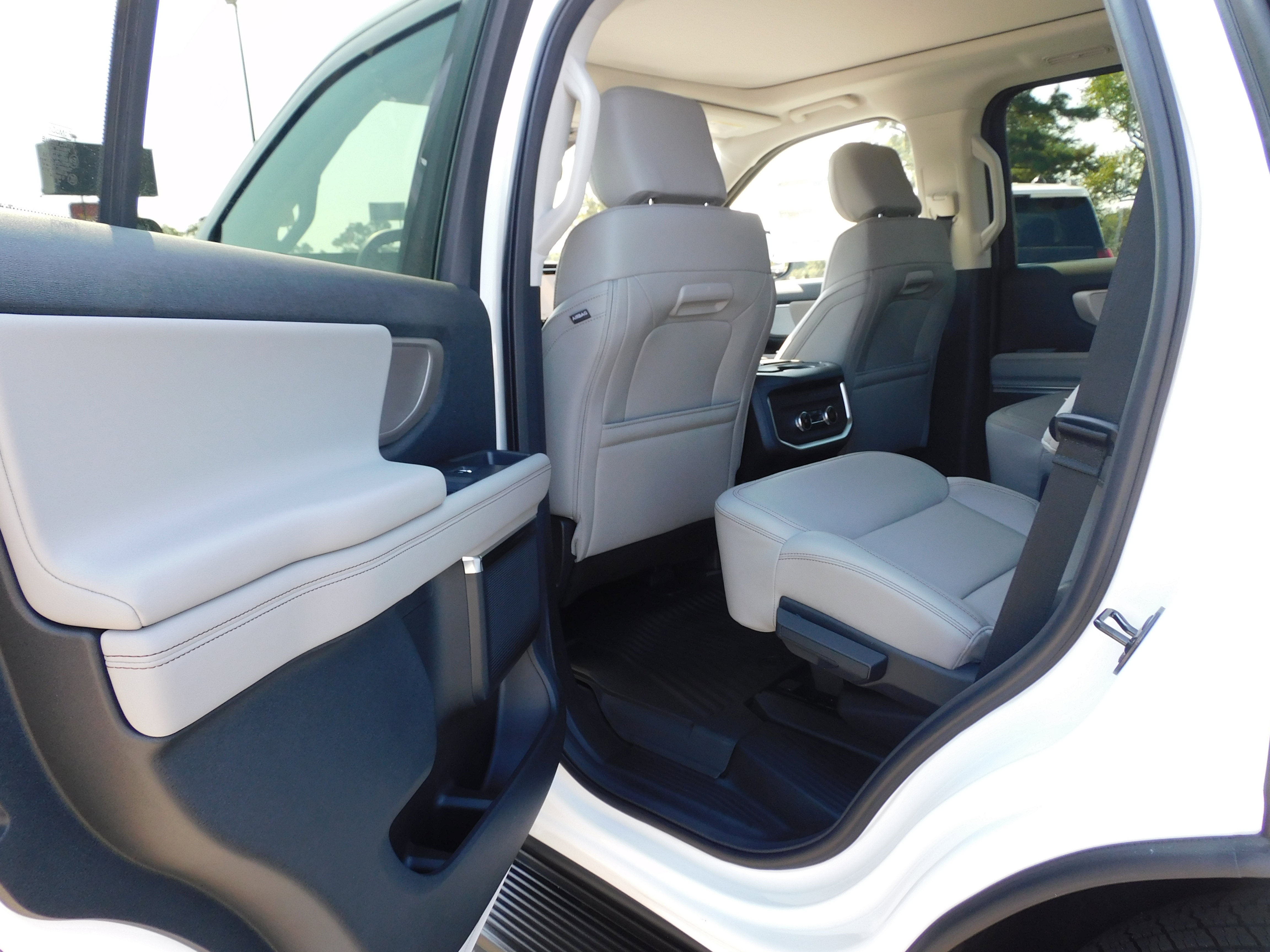 New 2025 Ford Expedition Active image 13