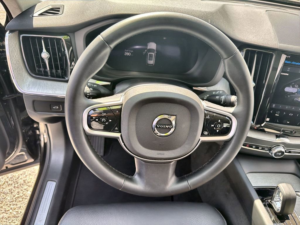 Used 2025 Volvo XC60 B5 Plus image 11