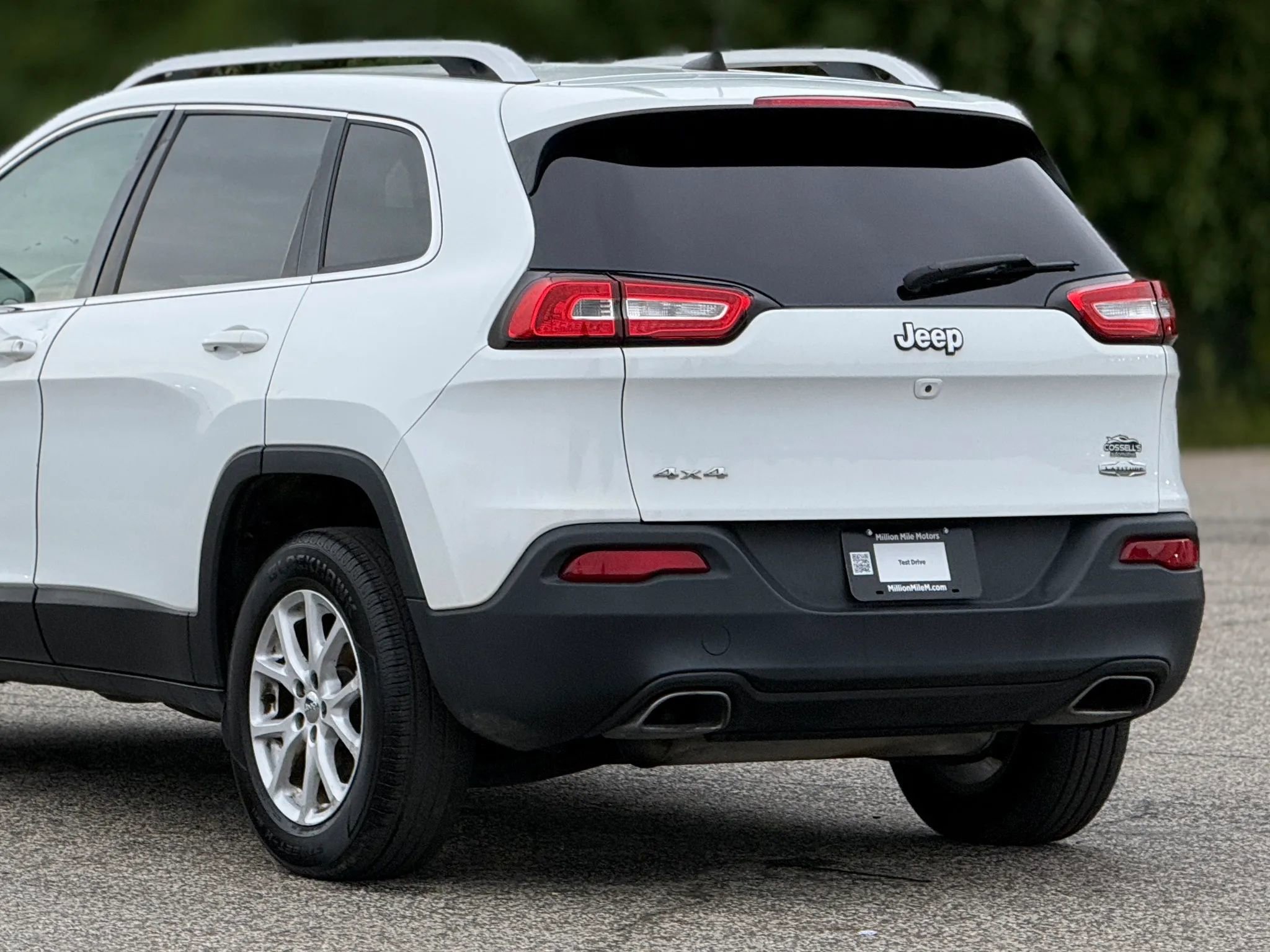 Used 2016 Jeep Cherokee Latitude w/ Cold Weather Group AWD/4WD image 16