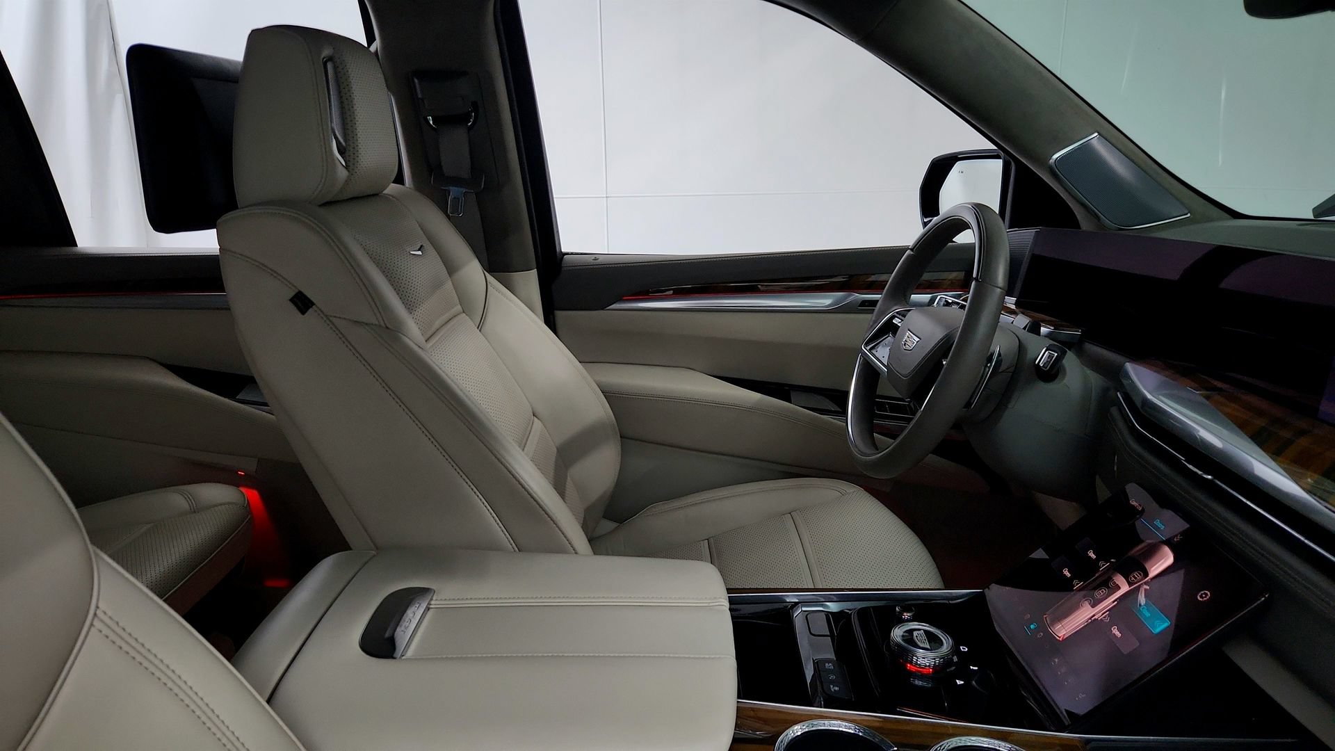 Used 2025 Cadillac Escalade Sport Platinum w/ LPO, ONYX Package AWD/4WD image 30