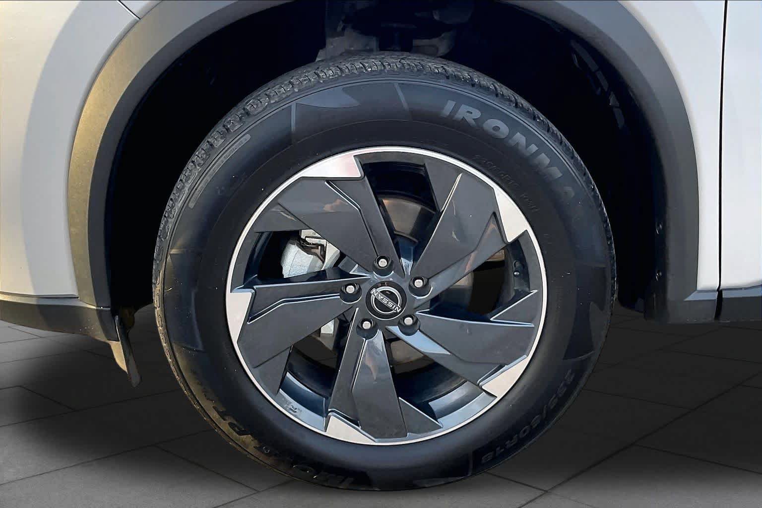 Used 2025 Nissan Rogue SV AWD/4WD image 11