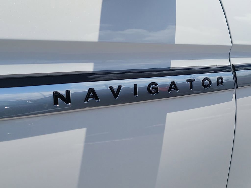Used 2026 Lincoln Navigator Premiere AWD/4WD image 6