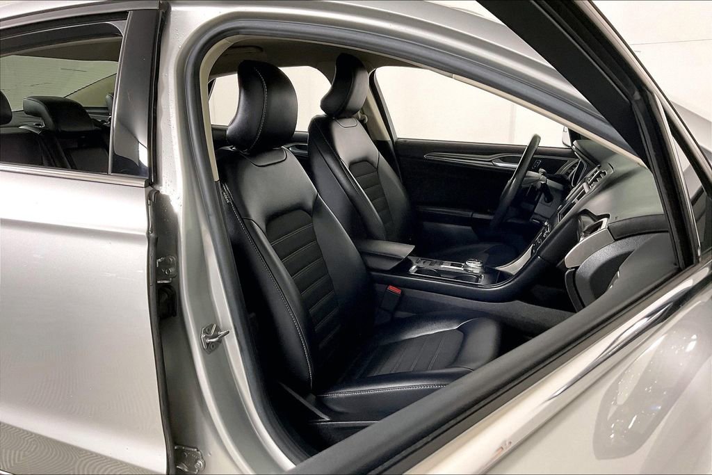 Used 2017 Ford Fusion SE w/ Equipment Group 201A image 7