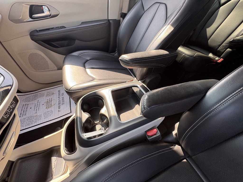 Used 2023 Chrysler Pacifica Touring-L image 35