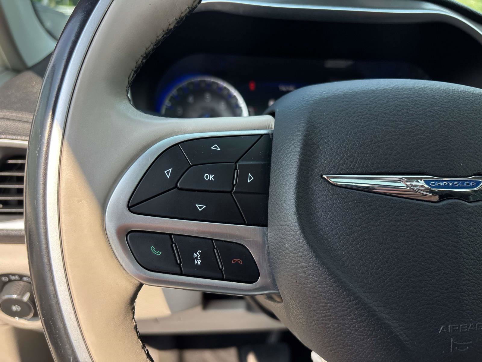 Used 2018 Chrysler Pacifica Limited image 21