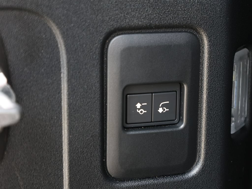 Used 2023 Land Rover Defender 110 X-Dynamic SE AWD/4WD image 9