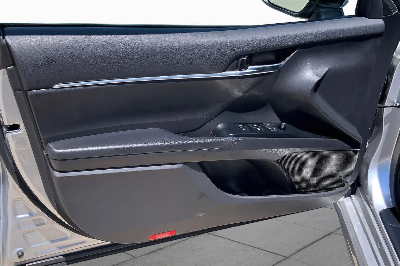 Used 2020 Toyota Camry SE FWD image 21