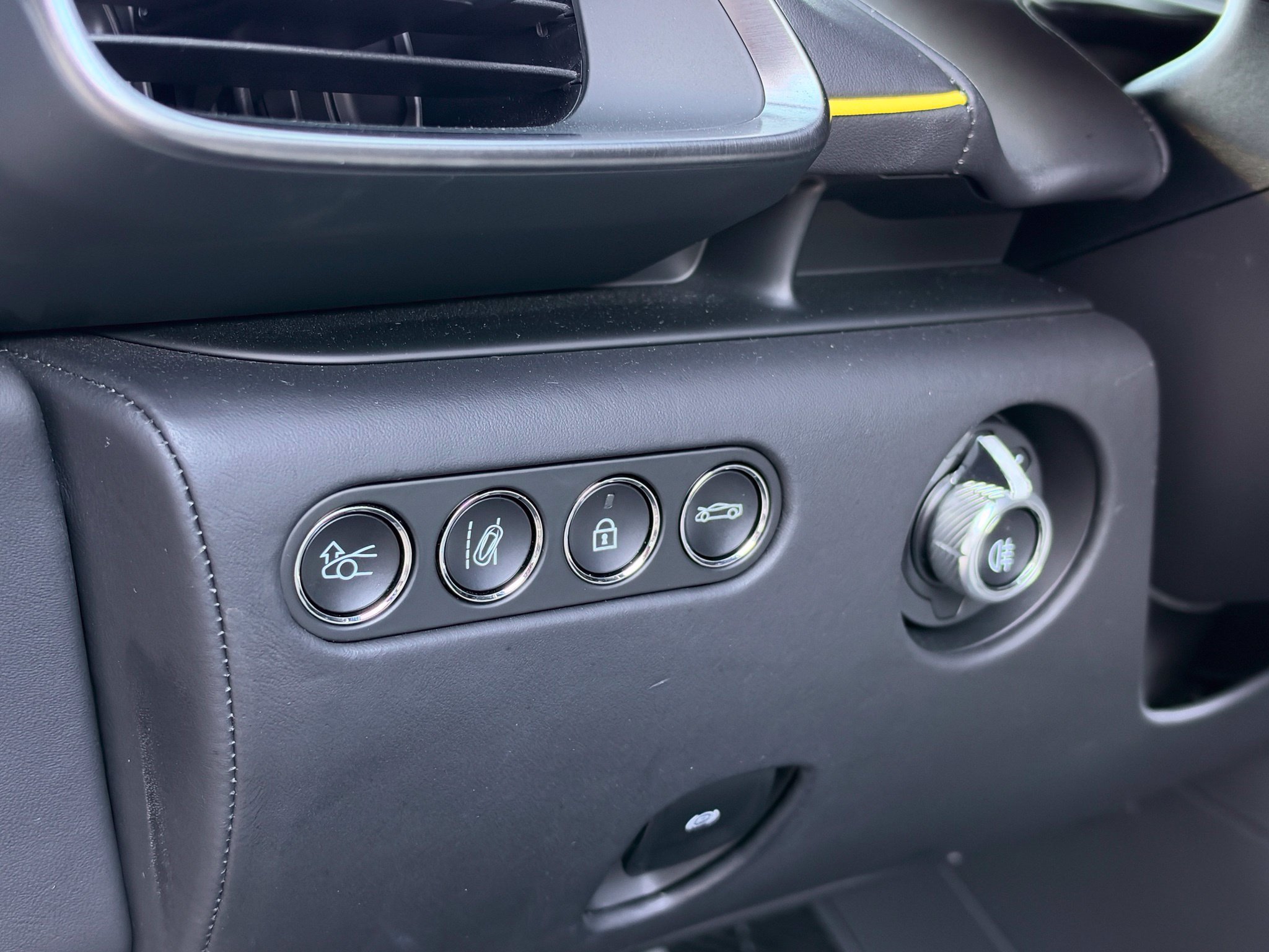 Used 2023 McLaren Artura RWD image 31