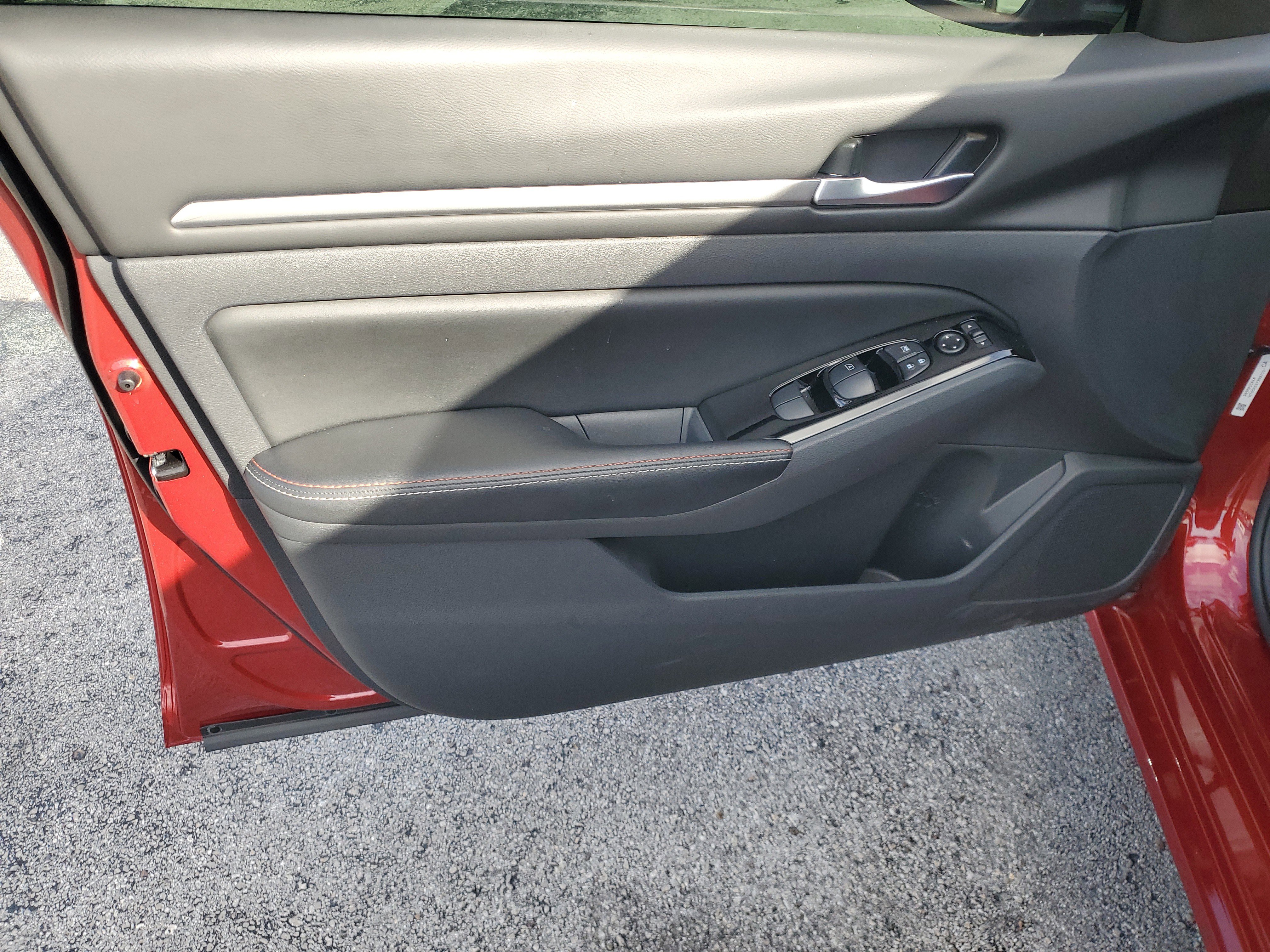 Used 2025 Nissan Altima 2.5 SR w/ SR Premium Package image 10