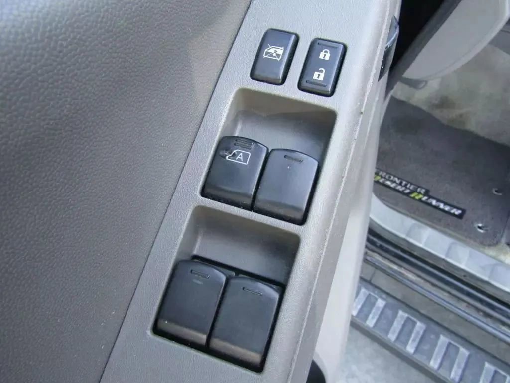 Used 2016 Nissan Frontier Desert Runner image 35