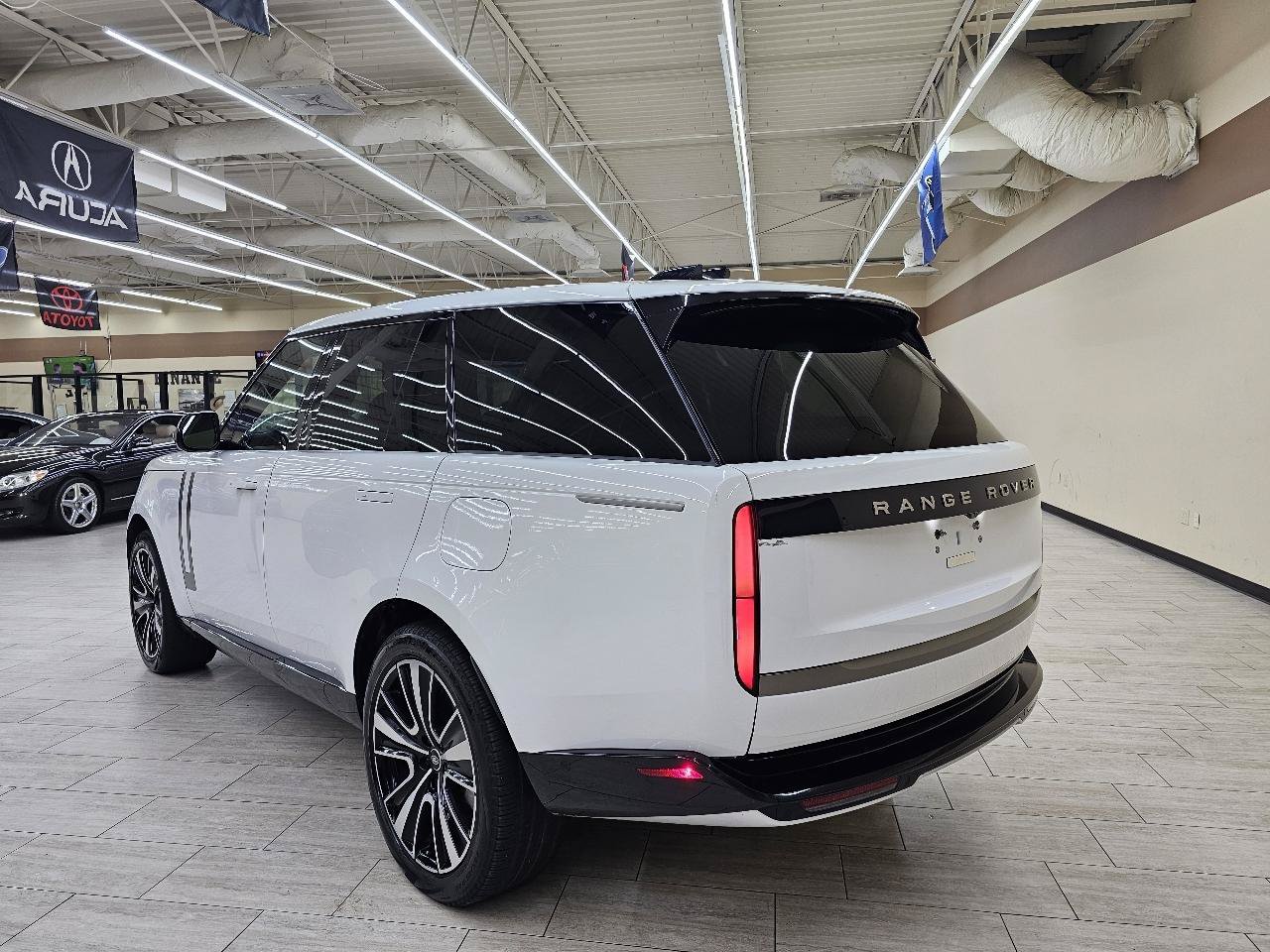 Used 2025 Land Rover Range Rover SE AWD/4WD image 8
