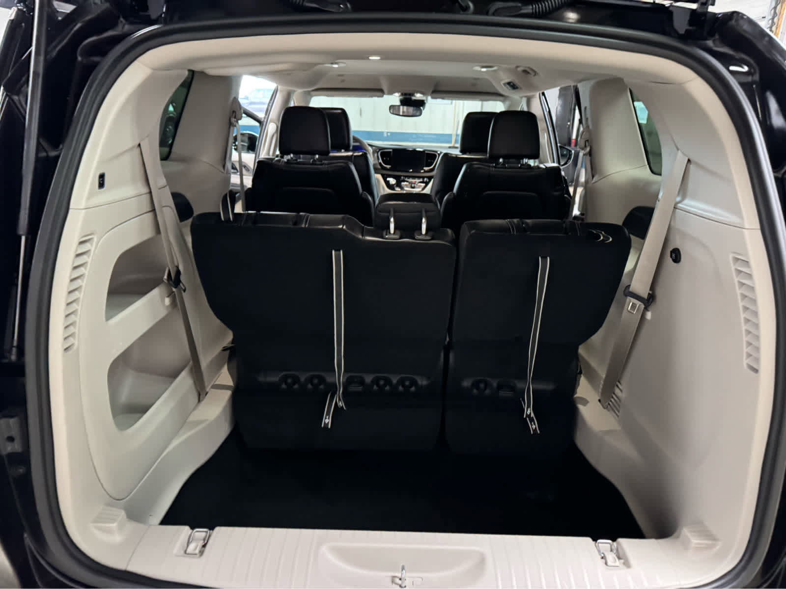 Used 2024 Chrysler Pacifica Touring-L image 13