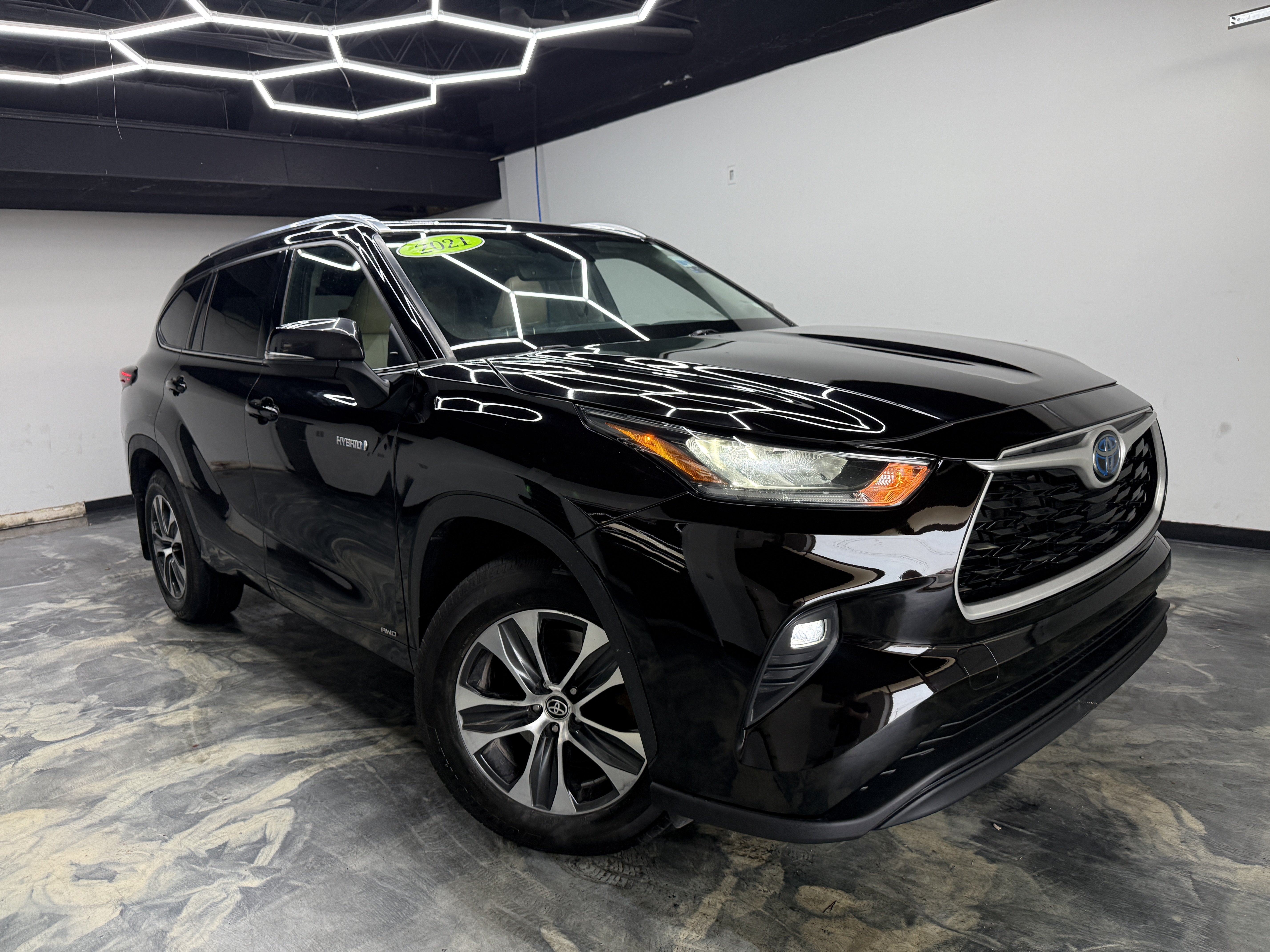 Used 2021 Toyota Highlander XLE AWD/4WD image 6