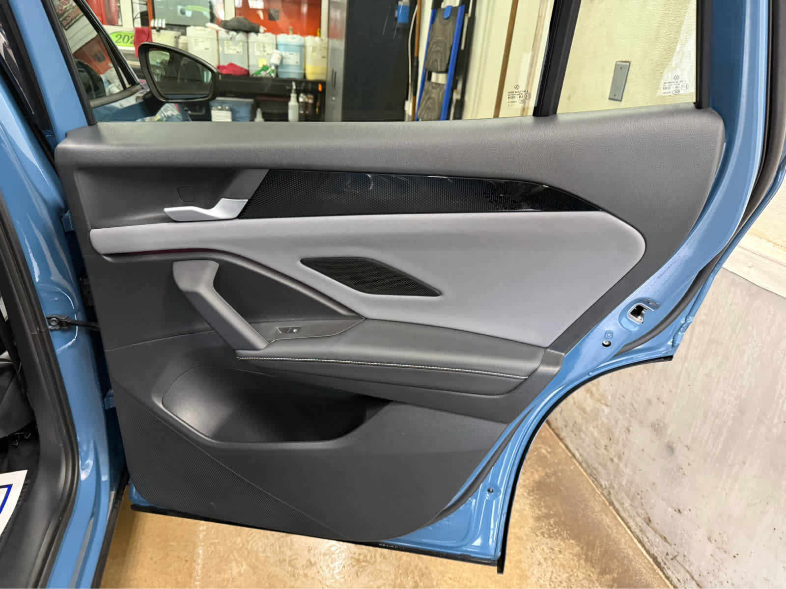 Used 2025 Volkswagen Tiguan SE R-Line AWD/4WD image 25