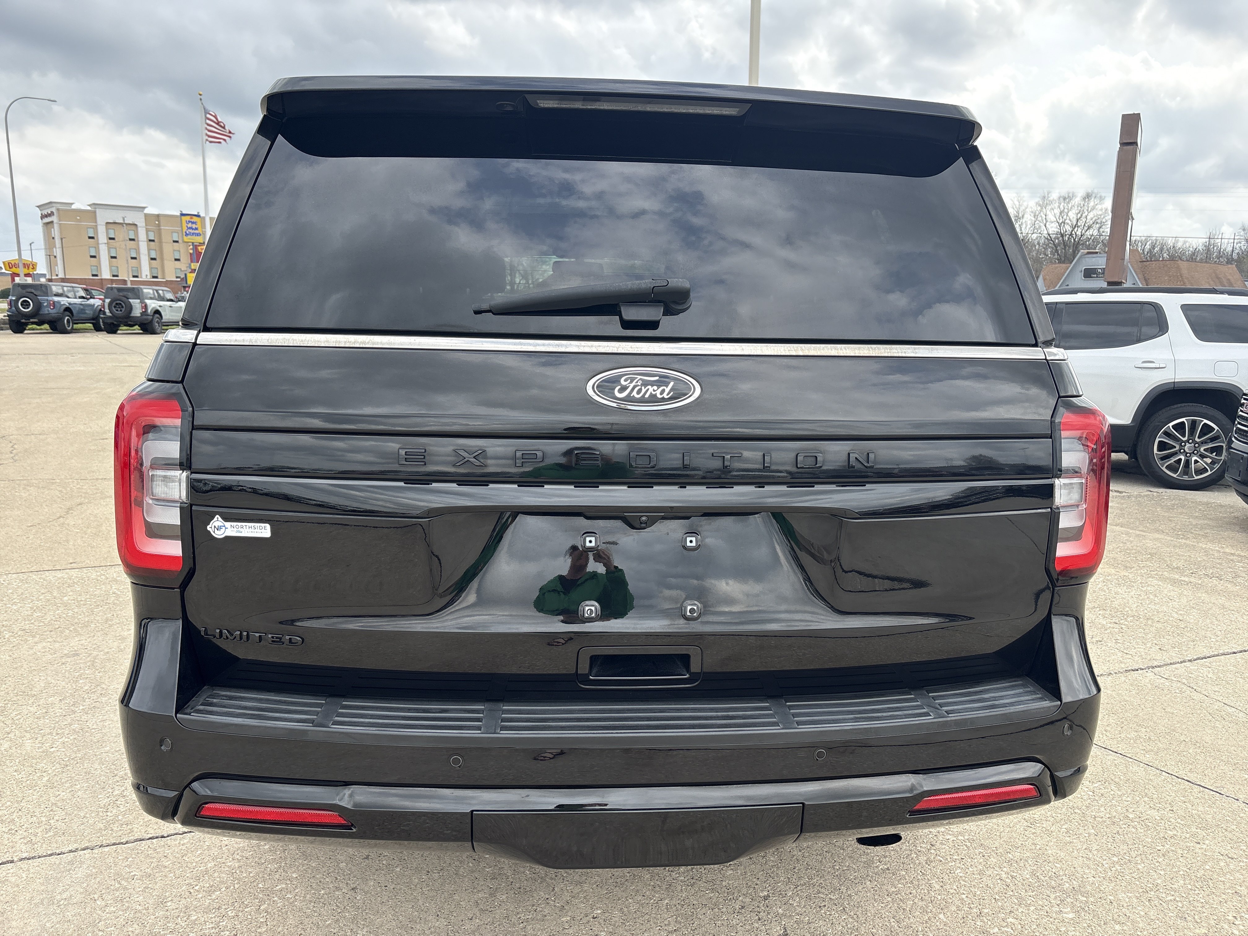 Used 2023 Ford Expedition Limited AWD/4WD image 5