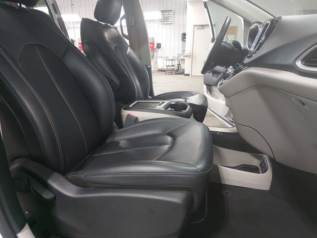 Used 2024 Chrysler Pacifica Touring-L FWD image 10