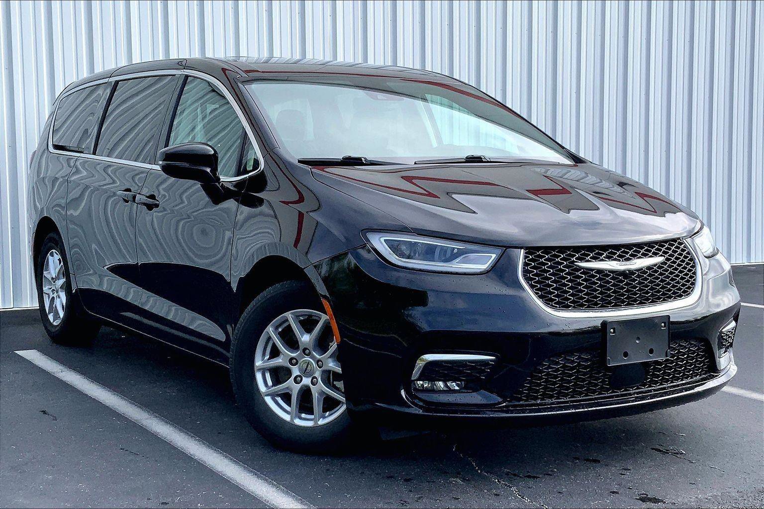 Used 2024 Chrysler Pacifica Touring-L FWD image 2