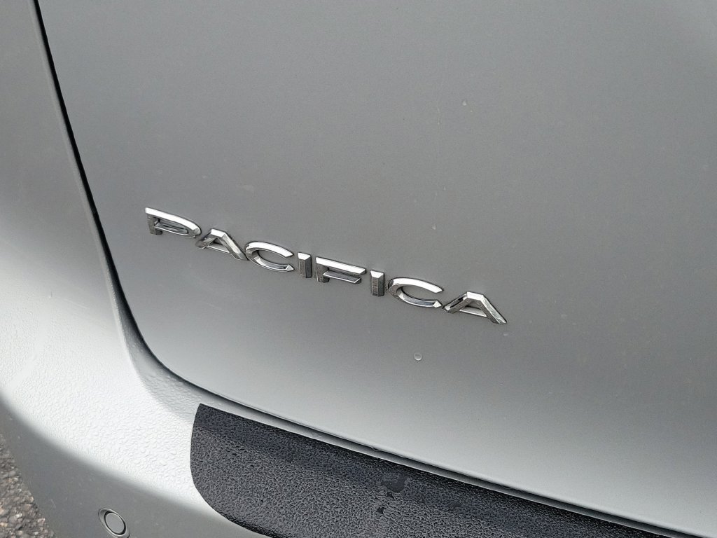 Used 2024 Chrysler Pacifica Touring-L FWD image 9