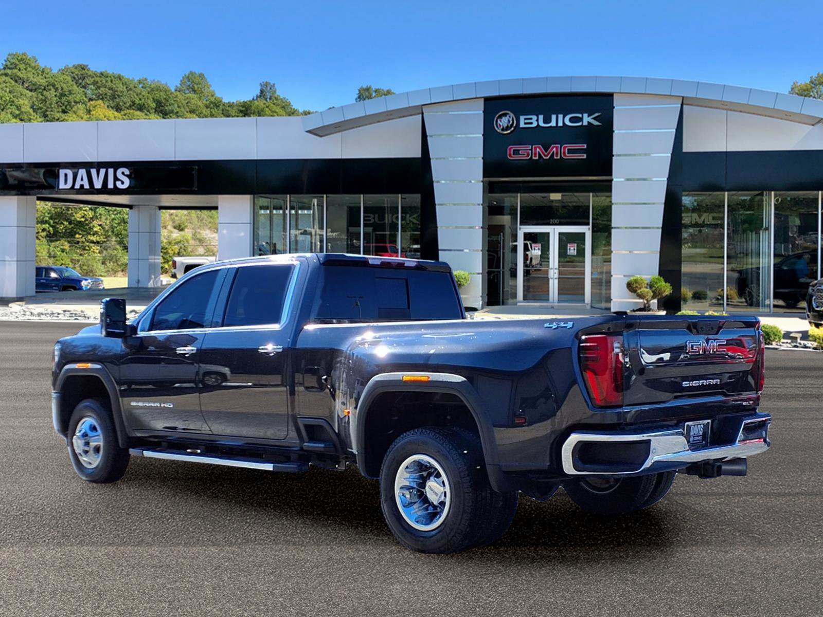 Used 2024 GMC Sierra 3500 SLT w/ SLT Premium Package image 3