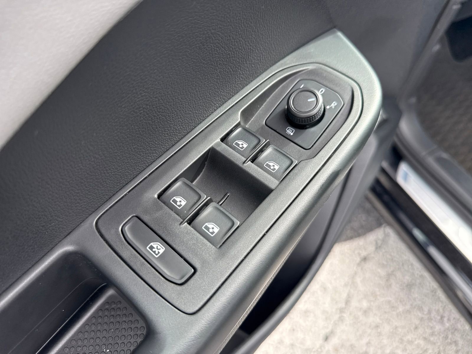 Certified 2022 Volkswagen Taos SEL image 12