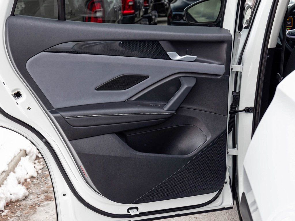 Used 2025 Volkswagen Tiguan SE image 14