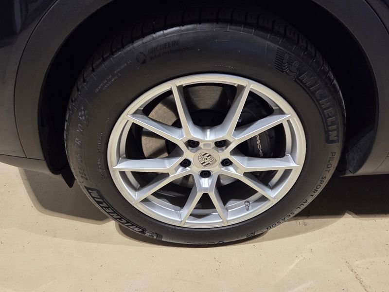 Used 2024 Porsche Cayenne AWD/4WD image 4