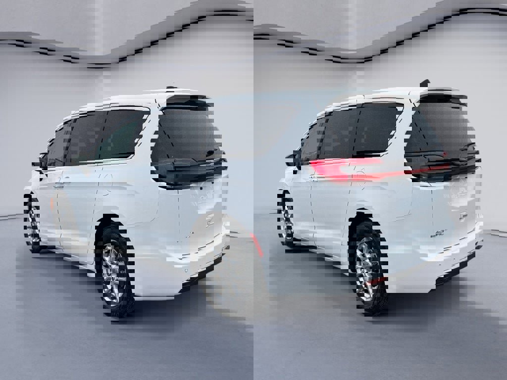 Used 2024 Chrysler Pacifica Touring-L image 3