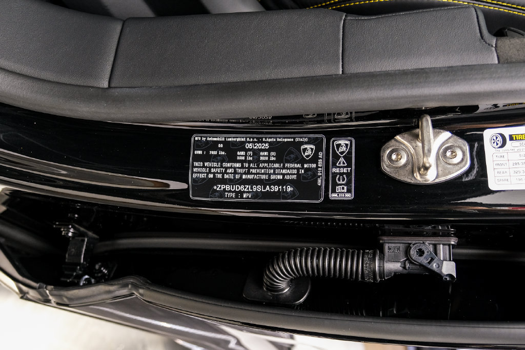 Used 2025 Lamborghini Urus SE AWD/4WD image 66