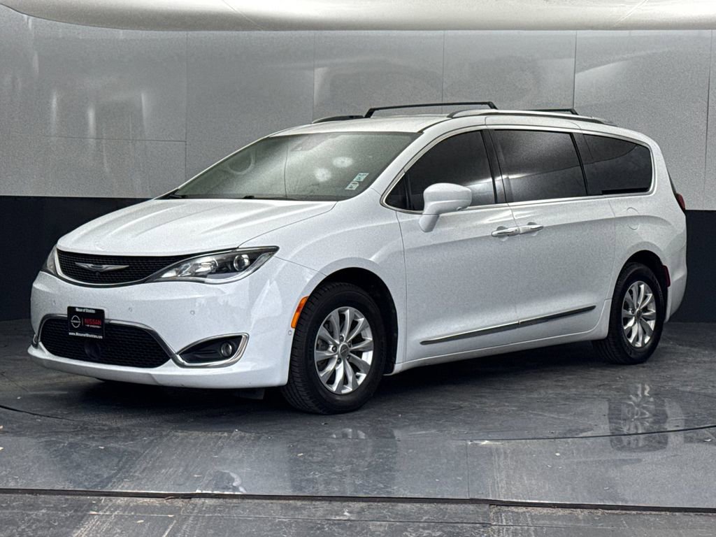 Used 2023 Chrysler Pacifica Touring-L FWD image 7