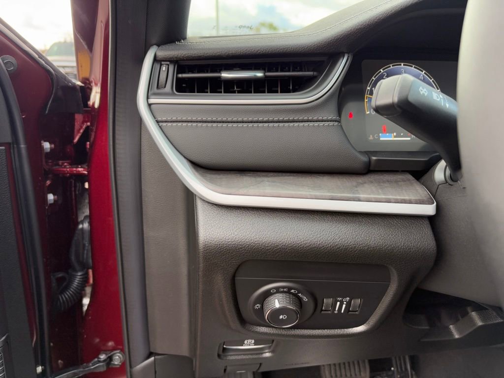 New 2025 Jeep Grand Cherokee Limited w/ Black Appearance Package AWD/4WD image 18