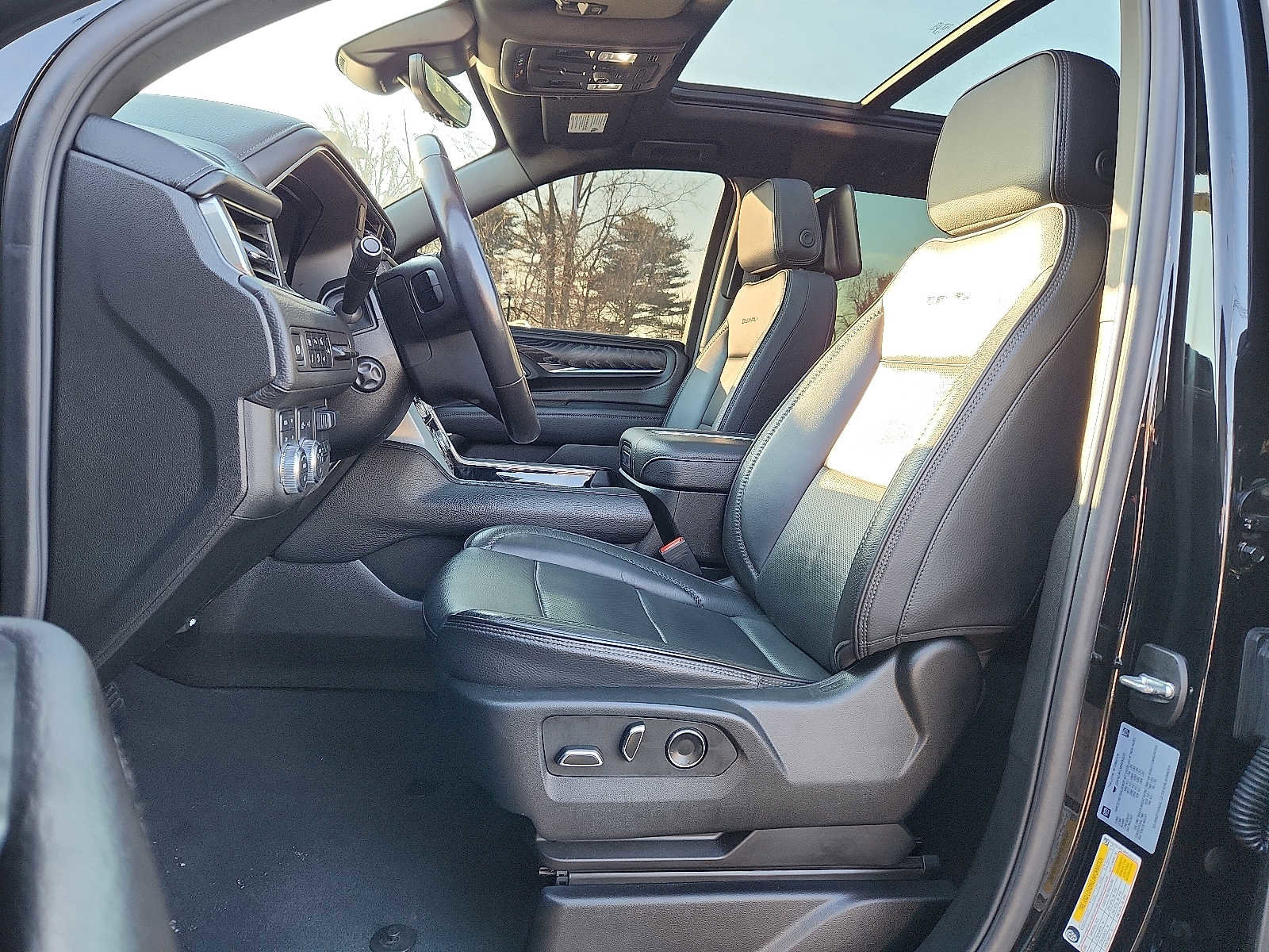 Used 2024 GMC Yukon XL Denali w/ Denali Reserve Package image 13