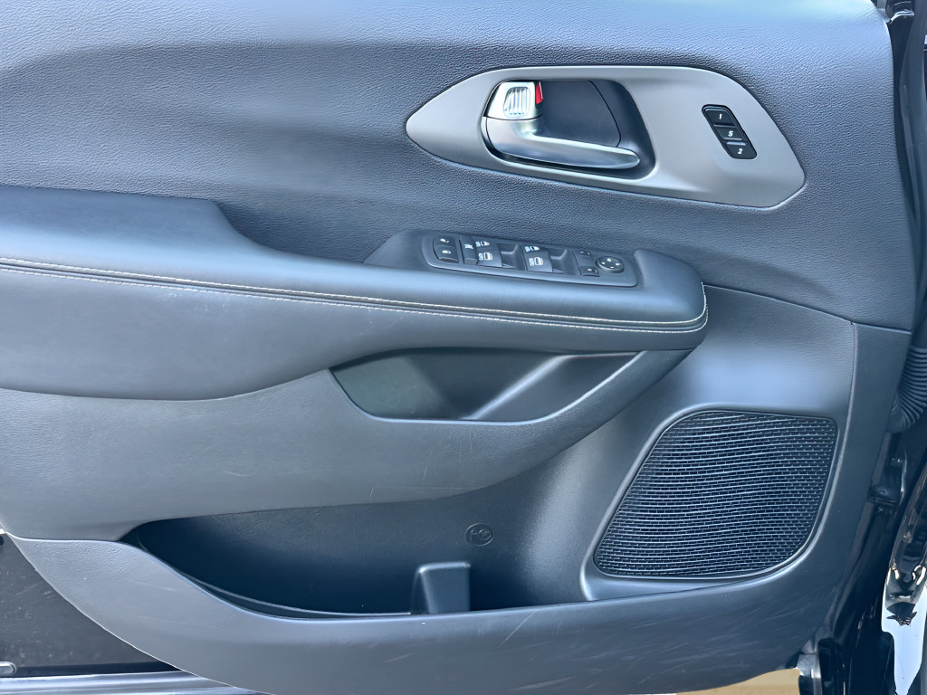 Used 2025 Chrysler Pacifica Select FWD image 23