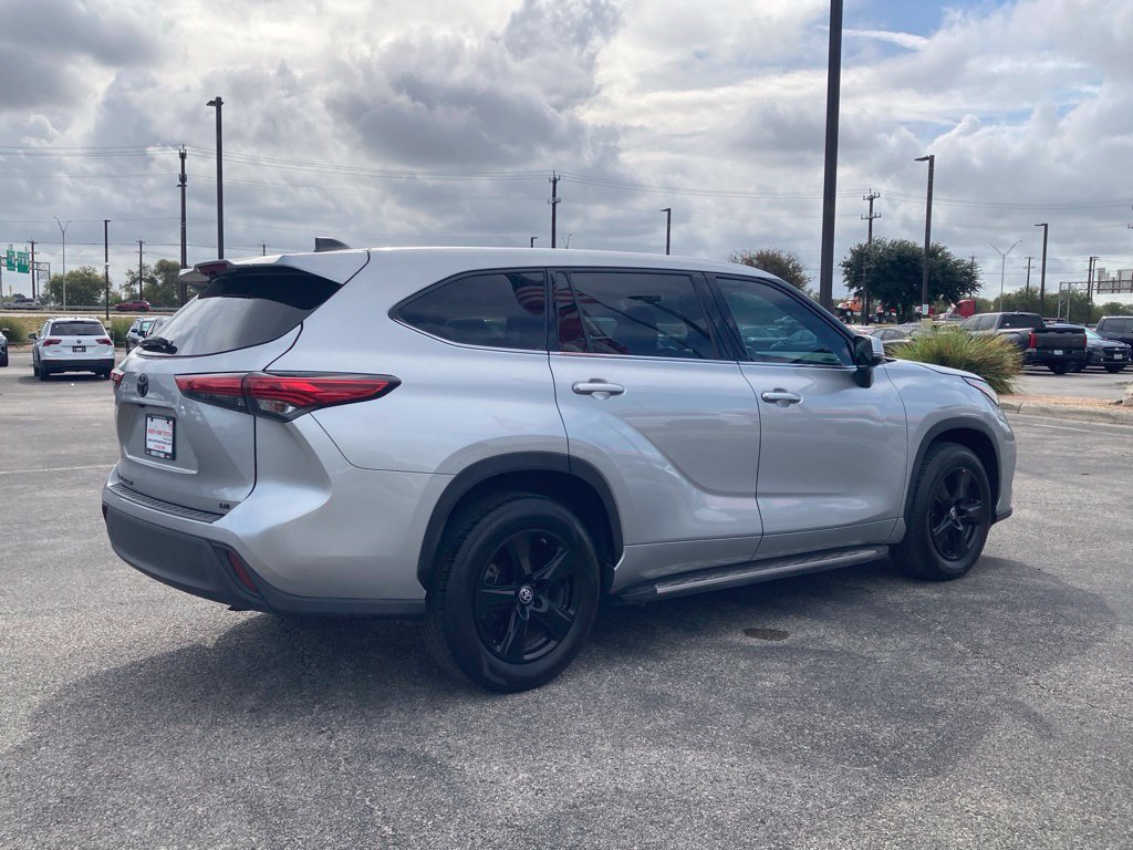 Used 2022 Toyota Highlander LE FWD image 5