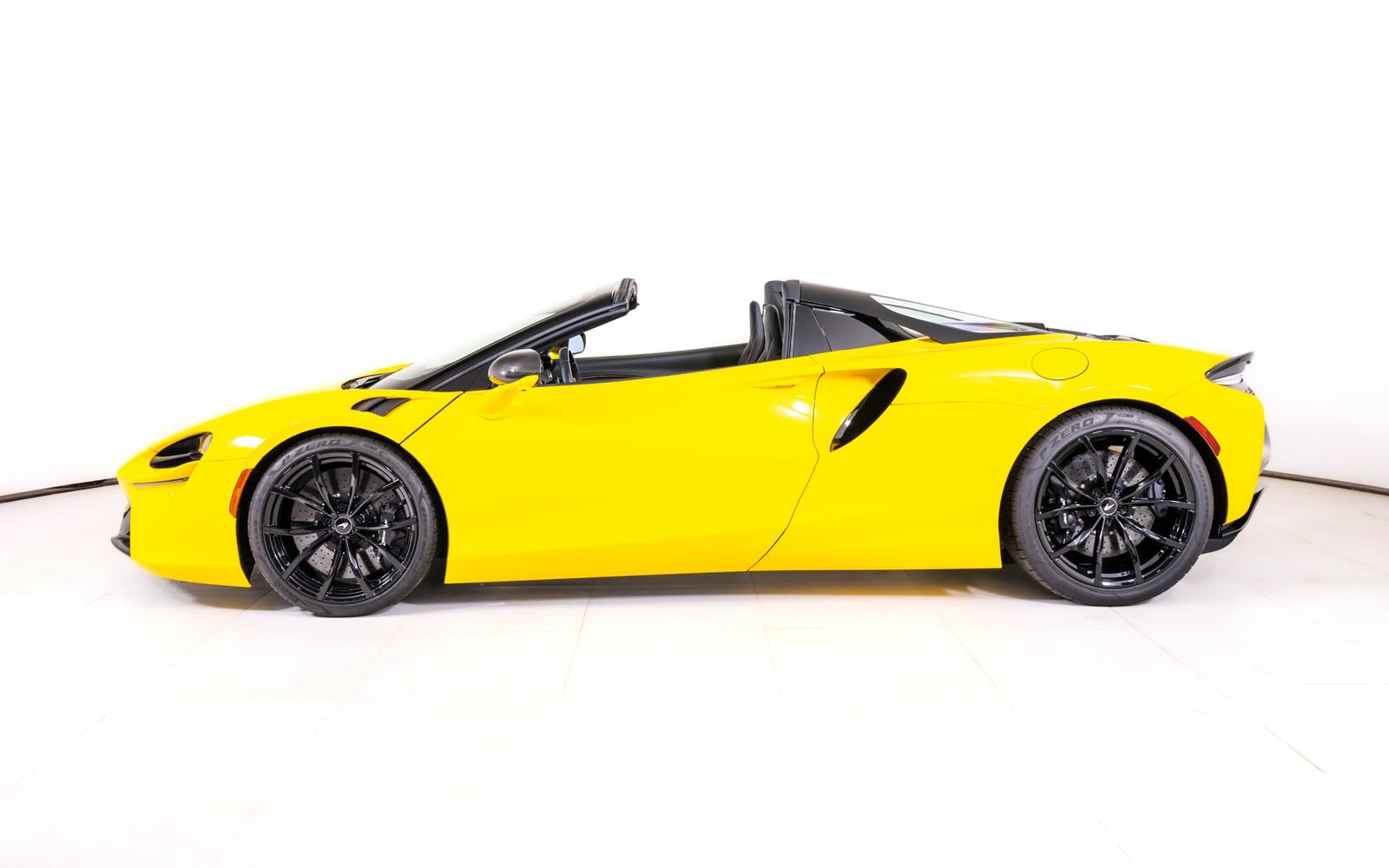 Used 2025 McLaren Artura Spider RWD image 2