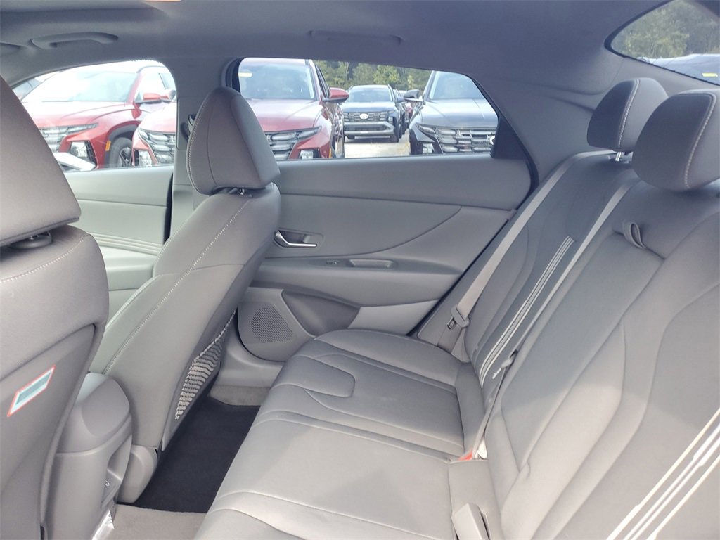 Used 2025 Hyundai Elantra SEL image 11