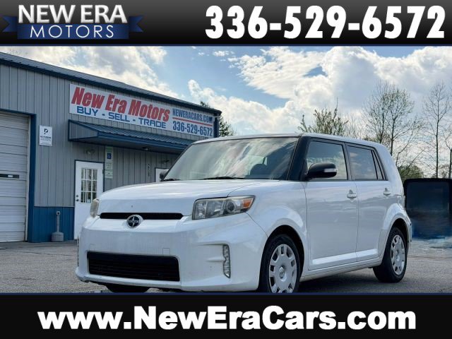 Used 2015 Scion xB image 1