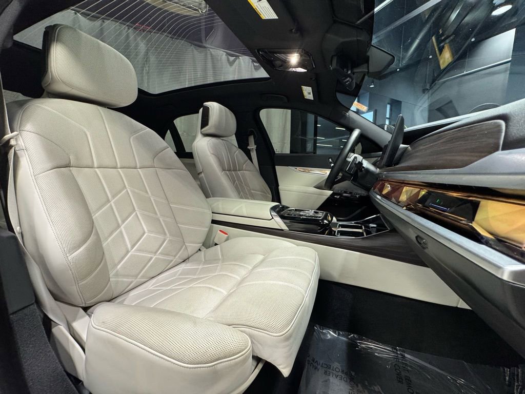 Used 2023 BMW 740i image 25