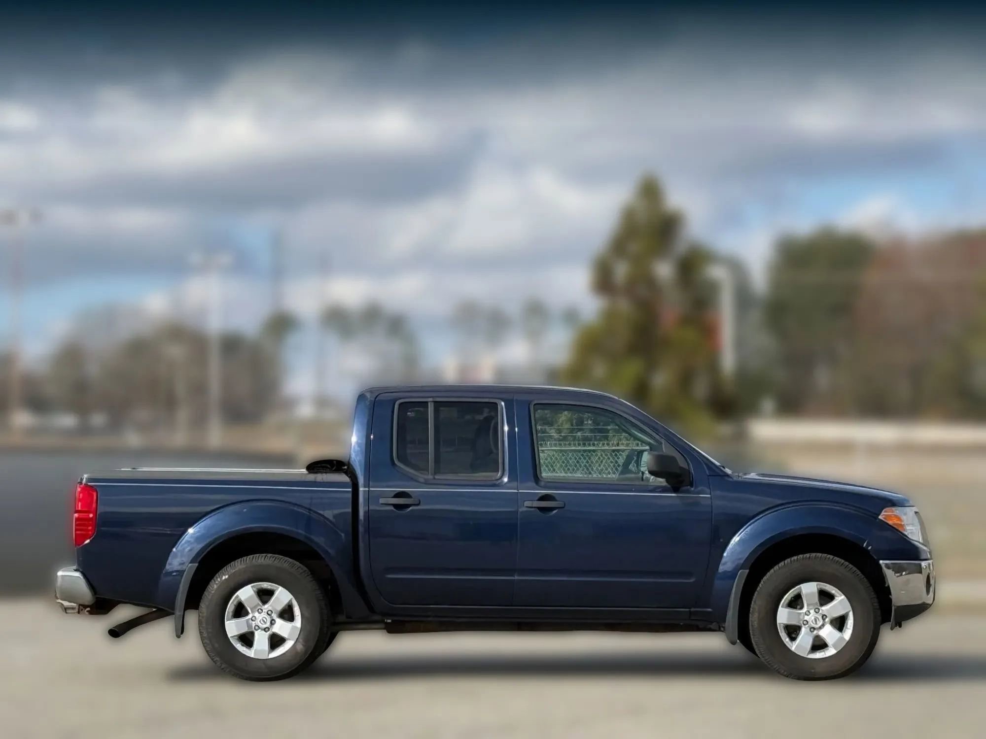 Used 2011 Nissan Frontier SV image 7