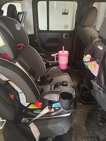 Used 2025 Jeep Wrangler Sport S image 9