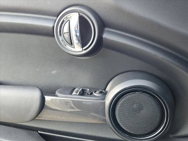 Used 2018 MINI Cooper 2-Door Hardtop image 6