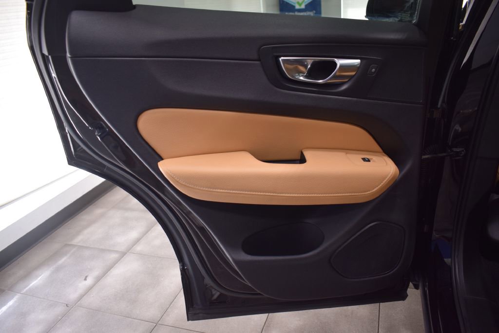 Used 2020 Volvo XC60 T5 Momentum w/ Protection Package Premier image 13